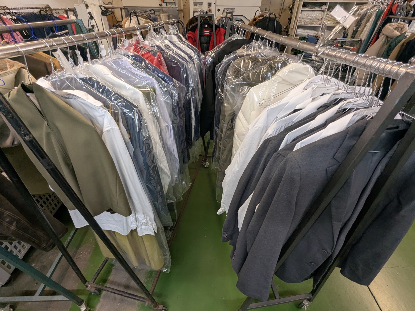 Trajes y americanas listos tras su tratamiento en Renopiel21